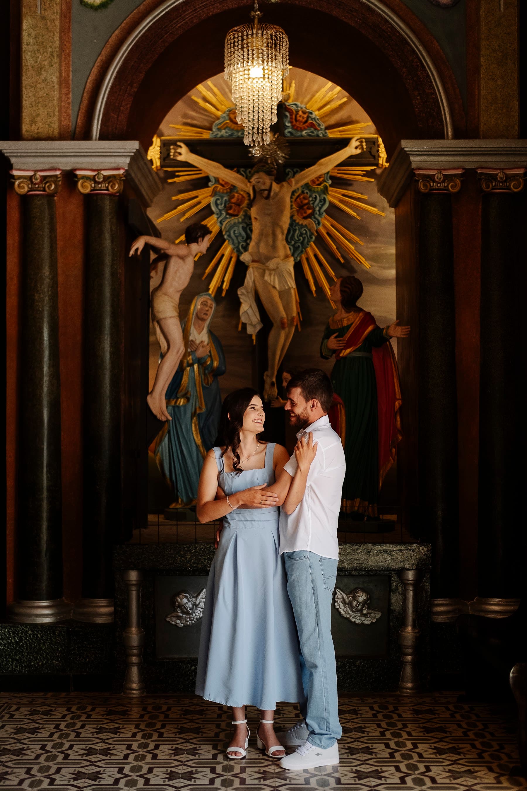 Alessandra e Marcos sorrindo dentro da igreja.